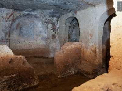 ...diviso in quattro celle da arcatelle e muretti, dove invece le decorazioni si sono conservate quasi integralmente